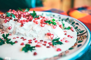 Eier mit Joghurt Kräuter Soße